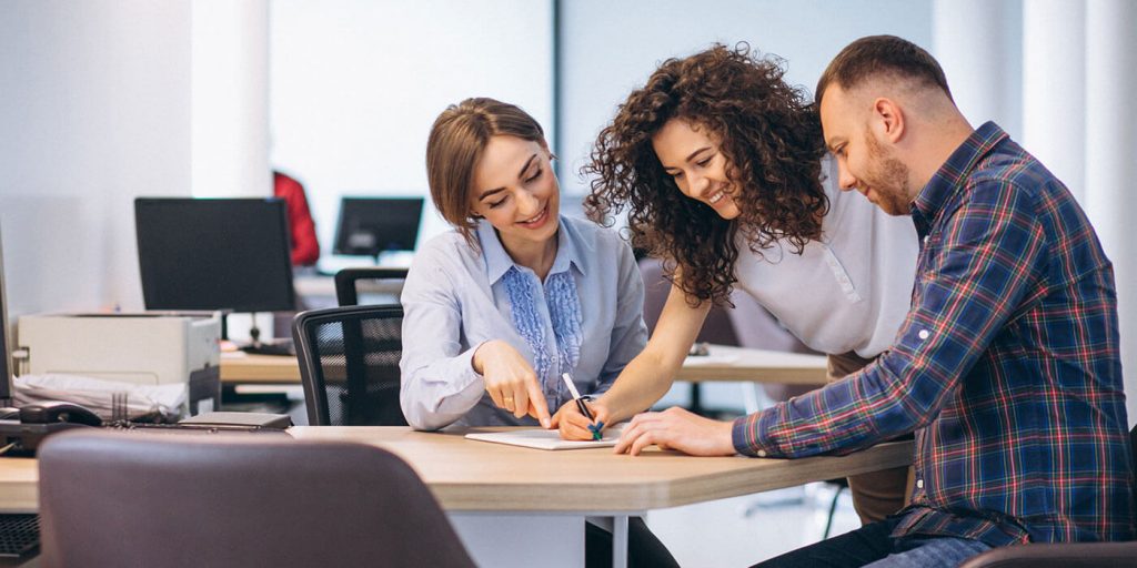 Радостная женщина на работе. Фото азиатской женщины работает в магазине. Радостный человек за компьютером. Фитнес в офисе. Рутина дизайнера.